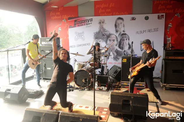Mereka tak mau menurunkan hentakan yang mereka buat walaupun lagu-lagu yang dimainkan bertema besar religi.