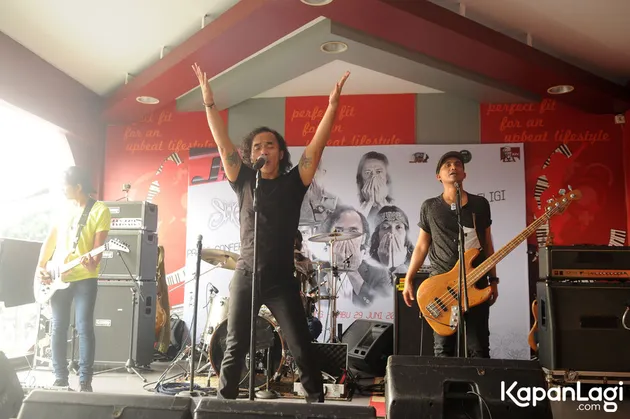 Bagi Bimbim lagu religi harusnya menghentak. Karena sesuatu yang menghentak itu meyakinkan. Jadi lagunya meyakinkan.