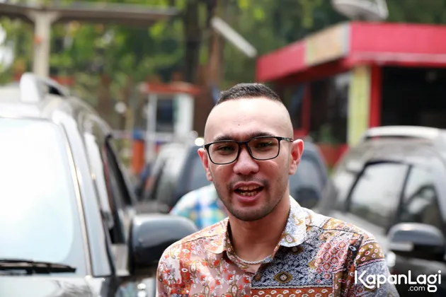 Hubungan antara Ayu Ting Ting dan mantan suaminya Enji hingga kini memang masih belum membaik. Masih tak diperbolehkan, pria ini mengaku ingin bertemu dengan putrinya Bilqis secara langsung.