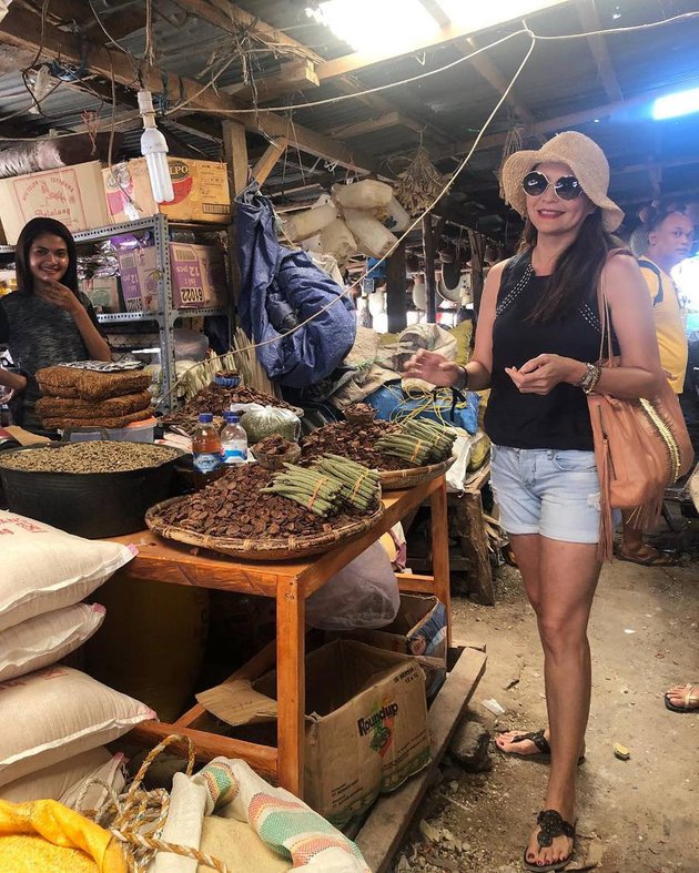 FOTO: Tamara Bleszynski Hobi Blusukan ke Pasar & Makan di 