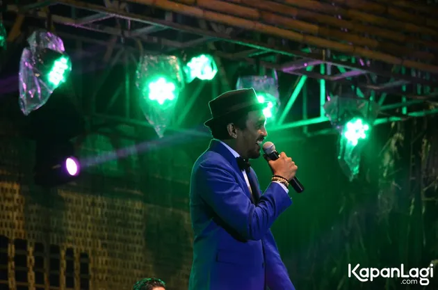 Memang beberapa waktu lalu Glenn Fredly terlihat cukup dekat dengan penyanyi cantik asal Bandung, Aura Kasih.