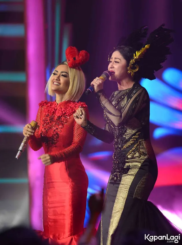 Dewi Perssik dan Julia Perez