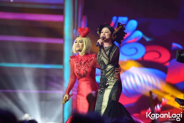 Dewi Perssik dan Julia Perez