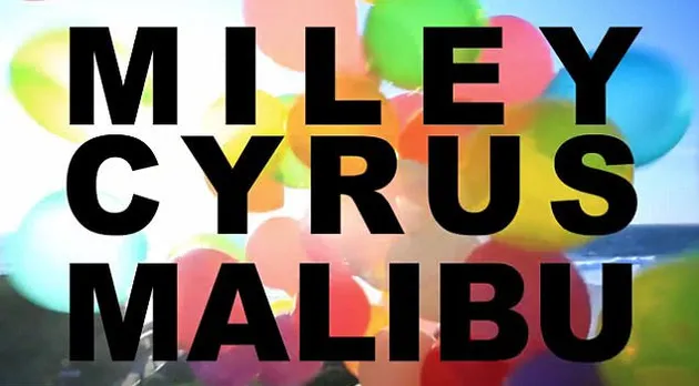 Inilah scene awal dari klip 'Malibu' milik Miley Cyrus. Penuh dengan balon warna-warni, imej yang ditampilkan Miley benar-benar feminin banget.