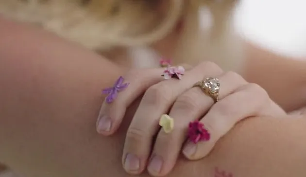 FOTO: Tampil Girly Miley Cyrus Makin Cantik di Klip \&#039;Malibu\&#039;!