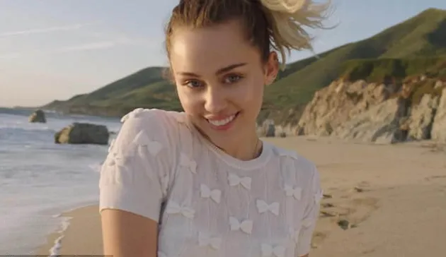 FOTO: Tampil Girly Miley Cyrus Makin Cantik di Klip \'Malibu\'!