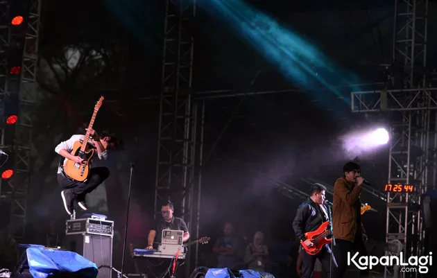 Tak hanya suguhkan lagu-lagu asik mereka saja. Aksi panggung menarik pun mereka tampilkan.