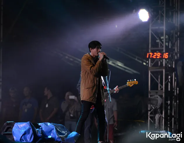 Sheila On 7 tampil di panggung WTF Stage pukul 16.50. Mereka membuka penampilan dengan lagu 'Hari Bersamanya'B.