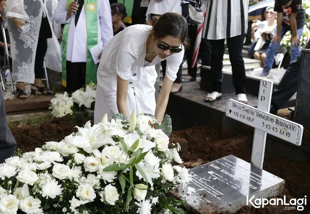 Pemakaman Ibunda Mikha Tambayong