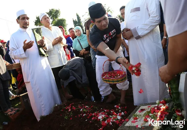 Ayah Iko meninggal pada hari Rabu (8/3) pagi. Sorenya, jenazah langsung dibawa ke tempat peristirahatan terakhir yang berlokasi di Taman Pemakaman Umum (TPU) Prumpung, Jatinegara, Jakarta Timur.