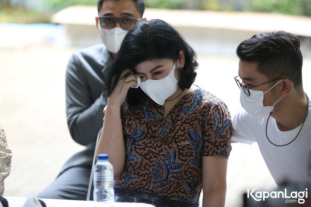 PHOTO Sad Crying Desiree Tarigan, Hotma Sitompul's Wife, Denies Accusations of Running Away from Home, Hotman Paris Accompanies as Lawyer