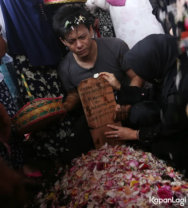 FOTO: TANGIS SEDIH ARIEL NOAH MENUNDUK DI DEPAN MAKAM SANG 
