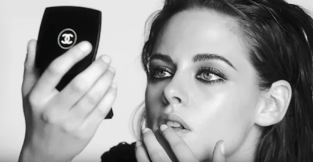 Kristen Stewart Tampil Tanpa Bra