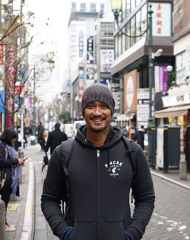 FOTO: Terbang ke Jepang, Tora Sudiro Pose di Depan Cafe AKB48