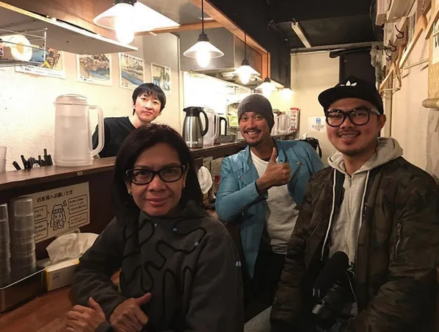 FOTO: Terbang ke Jepang, Tora Sudiro Pose di Depan Cafe AKB48