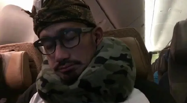 FOTO: Terbang ke Jepang, Tora Sudiro Pose di Depan Cafe AKB48