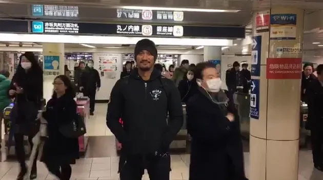 FOTO: Terbang ke Jepang, Tora Sudiro Pose di Depan Cafe AKB48