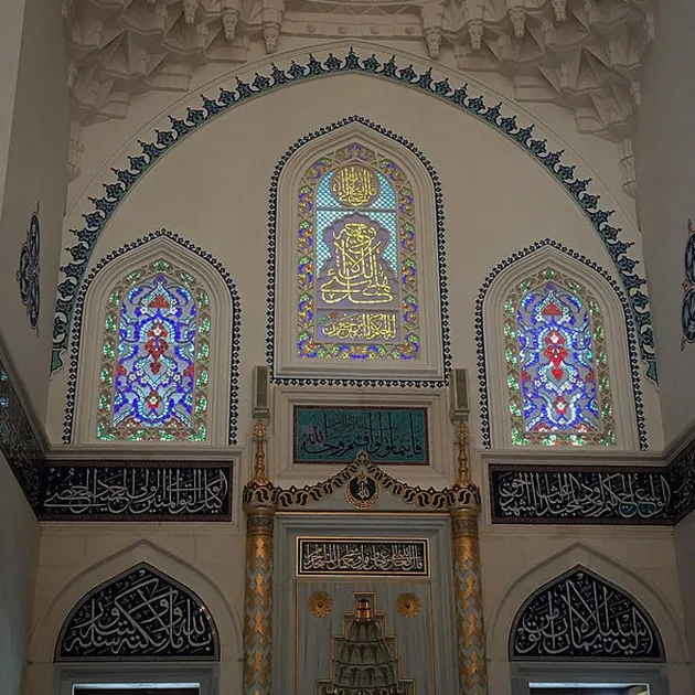 FOTO: Terbang ke Jepang, Tora Sudiro Pose di Depan Cafe AKB48