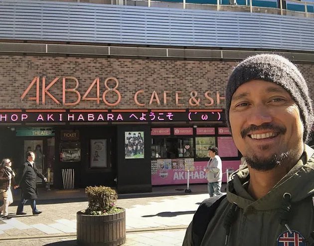 FOTO: Terbang ke Jepang, Tora Sudiro Pose di Depan Cafe AKB48
