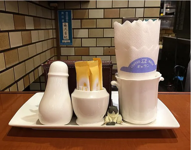 FOTO: Terbang ke Jepang, Tora Sudiro Pose di Depan Cafe AKB48