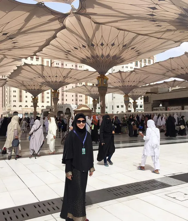 FOTO: TERBANG KE TANAH SUCI, ANISA RAHMA UMRAH BARENG 