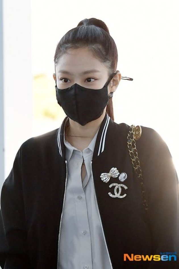 Latest Photos of Jennie BLACKPINK Heading to Paris, Wearing Chanel Jacket at the Airport and Changing into Casual Clothes on the Plane