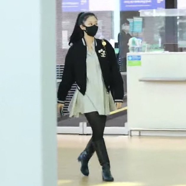 Latest Photos of Jennie BLACKPINK Heading to Paris, Wearing Chanel Jacket at the Airport and Changing into Casual Clothes on the Plane