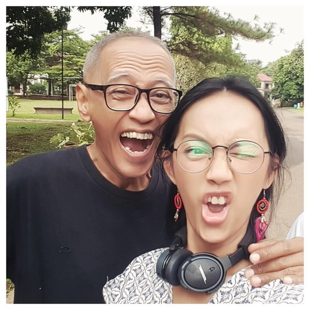 Latest Photos of Mas Tamam Husein, Headmaster of Indosiar Fantasy Academy, Still Loves Playing Music at the Age of 71