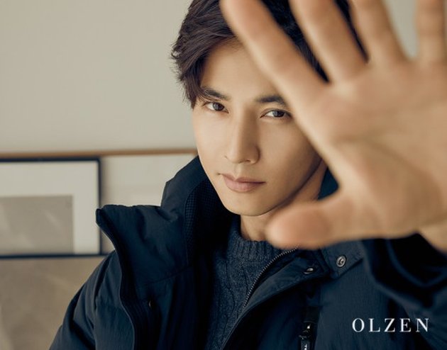 Won Bin adalah model dari fashion brand OLZEN. Brand ini memang setia banget memilih Won Bin sebagai bintang iklan utama.