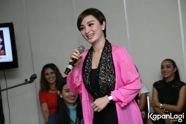 Ada lagi satu anggota Trio Cecepy yakni Zaskia Gotik yang harus menerima bahwa lagu berjudul 'Satu Jam Saja' dilarang di Jawa Barat.