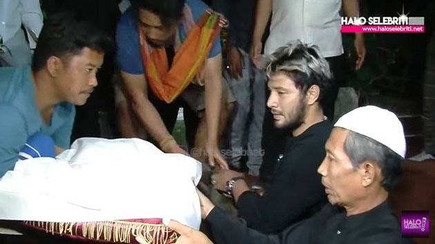 PHOTO: Stumbling, Ammar Zoni's Tears Break at the Funeral of His Twin Babies