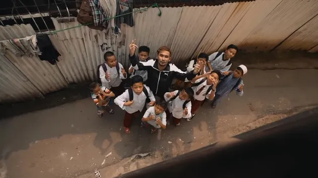 JFlow belum lama ini merilis video klip dari lagu God's Plan, lagu Drake yang dicovernya jadi versi Lebaran.
