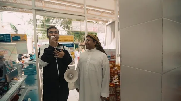 Salah satu bentuk aksinya adalah membayar belanjaan dari semua pengunjung di sebuah mart.