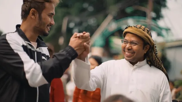 Tak sendirian, JFlow menggandeng seorang Youtuber bernama Usama Harbatah.