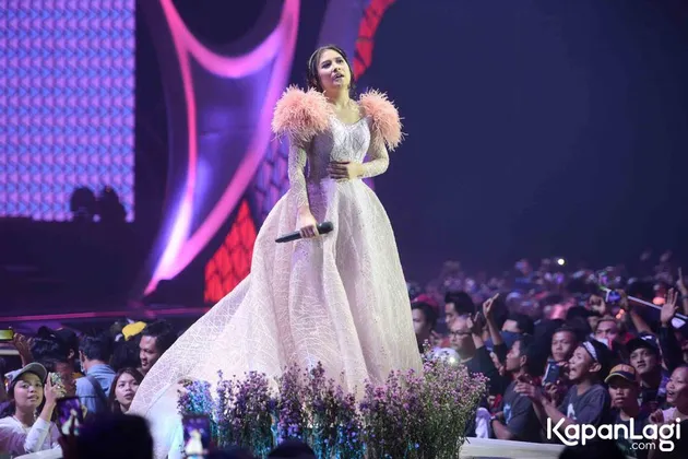 Aktris dan penyanyi cantik Prilly Latuconsina memang sempat dikabarkan dekat dengan Teuku Rassya. Saat keduanya hadir di acara HUT SCTV, awak media pun menunjukkan ketertarikan pada mereka.
