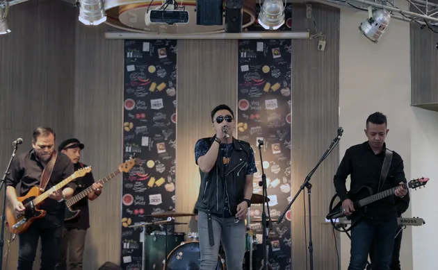Lagu 'Wo Ai Ni' dan 'S.W.A.G' merupakan ciptaan Irul sang gitaris. Ia juga andil 6 lagu lainnya di album ini.