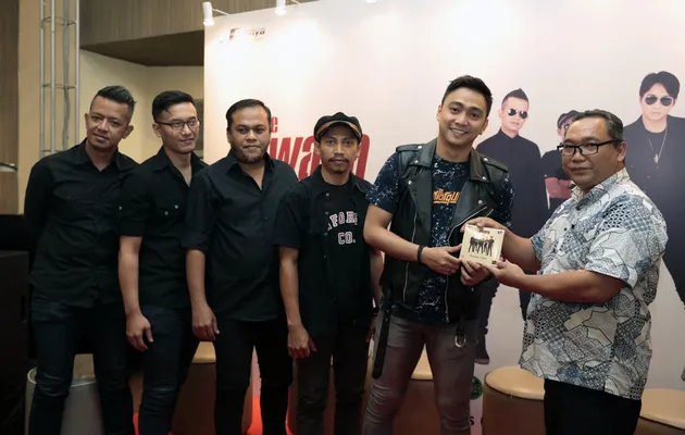 Album perdana The Jawara ini dirilis dalam format CD dengan total 10 tracklist di dalamnya.