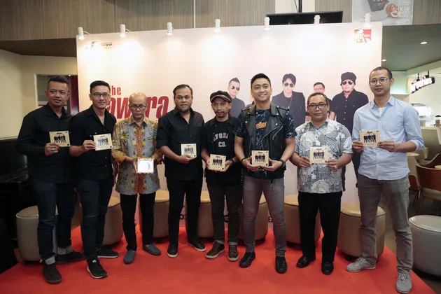 Mulai dari cinta yang bahagia hingga cinta yang penuh kegalauan bisa kalian temukan dalam album 'RACUN CINTA' ini.