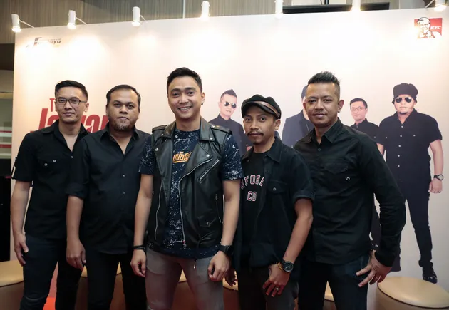 Sementara itu lagu 'Racun Cinta' merupakan ciptaan dari composer Kohar Kahler, dan satu lagu lainnya ciptaan sang bassist, Indra.