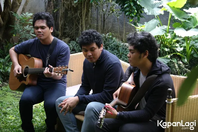 Yang menarik, sekitar pukul 09.30 WIB sudah tampak sejumlah Overtunis (sebutan fans The Overtunes) sudah mendatangi kantor kami demi bertemu dengan idolanya.