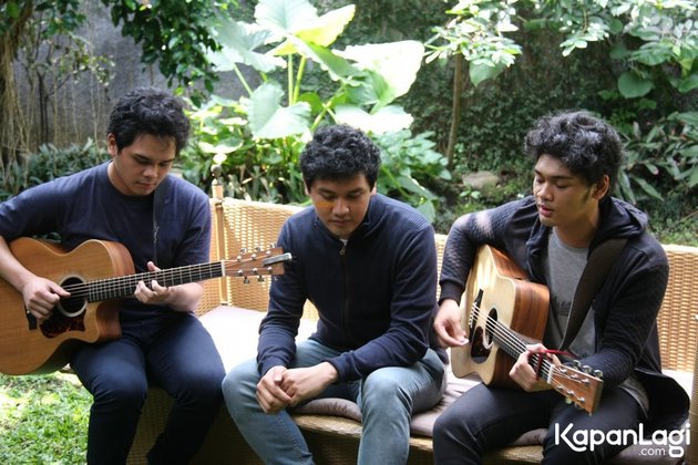 Setelah mengobrol singkat dengan The Overtunes, mereka lalu bersiap tampil di kantor KapanLagi.com® Malang.