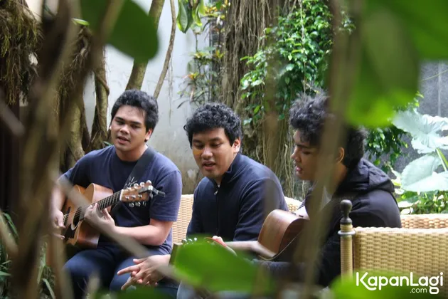 Yap, lirik sederhana nan simpel yang ditulis oleh Alam Urbach ini berhasil memancing para Overtunis yang hadir dan seluruh penduduk kantor KapanLagi.com® ikut bernyanyi.
