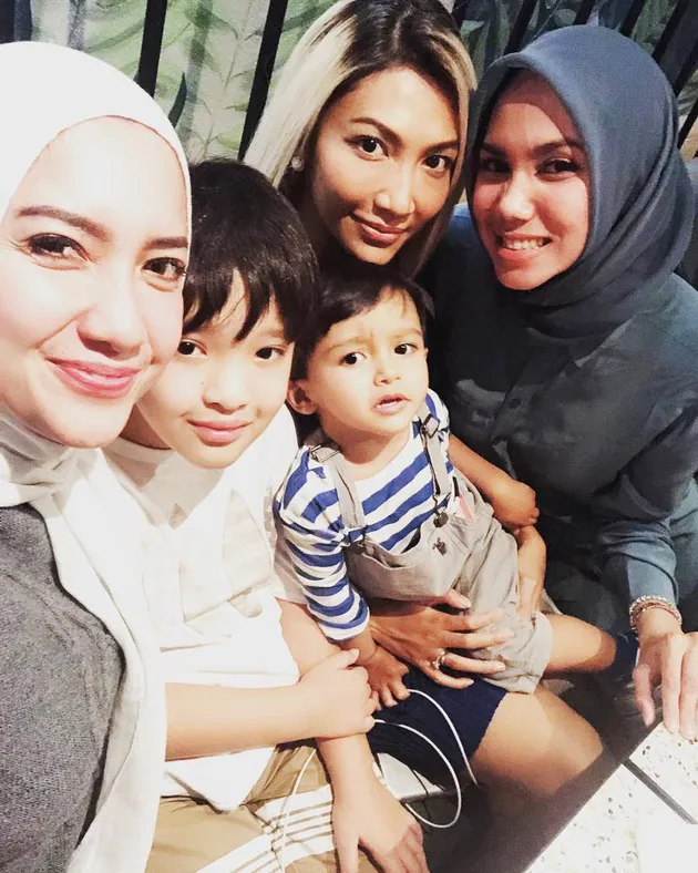 FOTO: TIA IVANKA KINI MANTAP BERHIJAB, TETAP CANTIK 