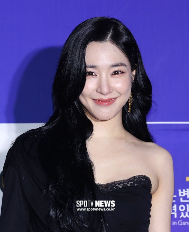 Photo of Tiffany Young as MC at the Gangnam Festival, Beautiful in a High-Slit Dress