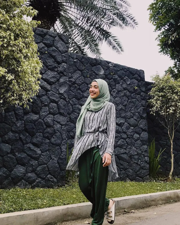 Tika Bravani Berhijab