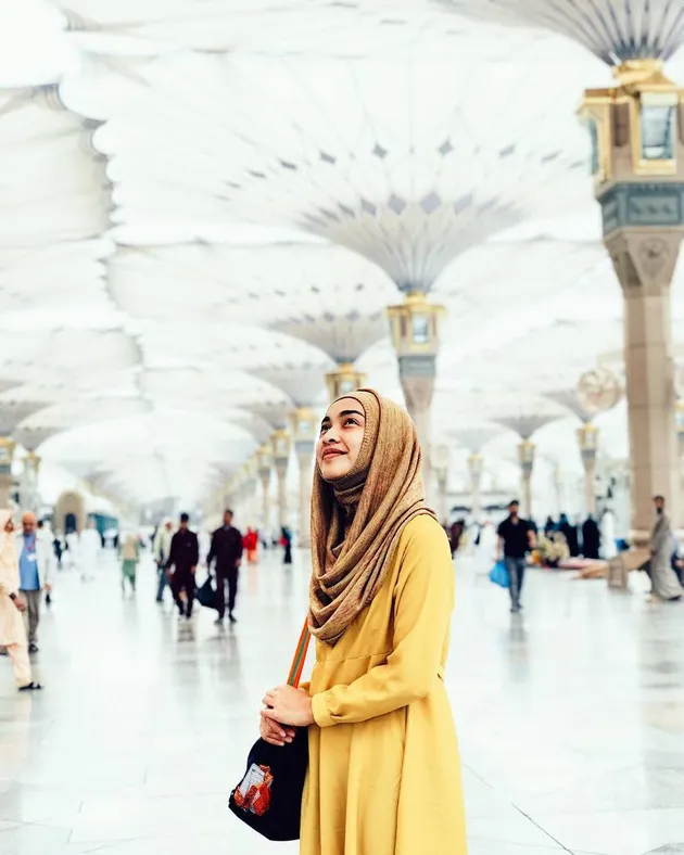 Tika Bravani Berhijab