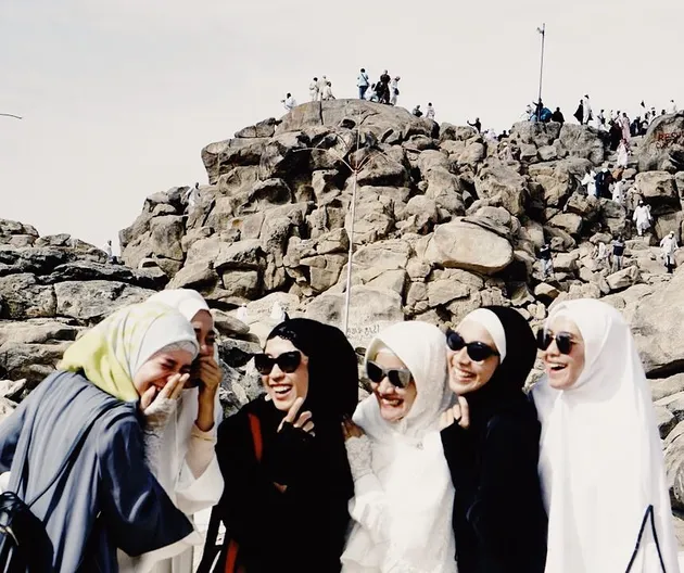 Tika Bravani Berhijab