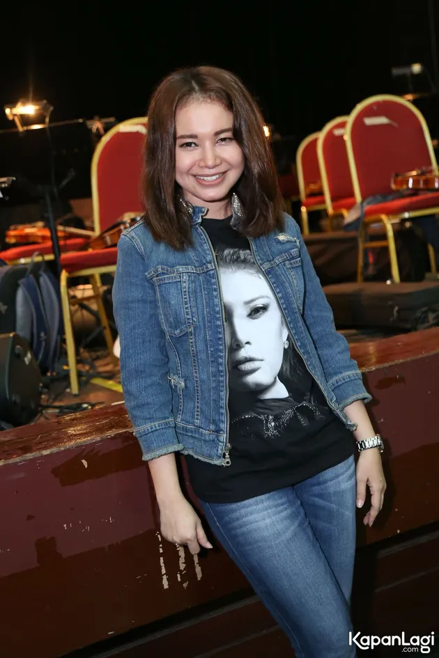 Tak terasa sudah 21 tahun Rossa berkarir di dunia musik tanah air. Untuk merayakannya, wanita ini akan menggelar konser dengan tajuk The Journey 21 Dazzling Years.