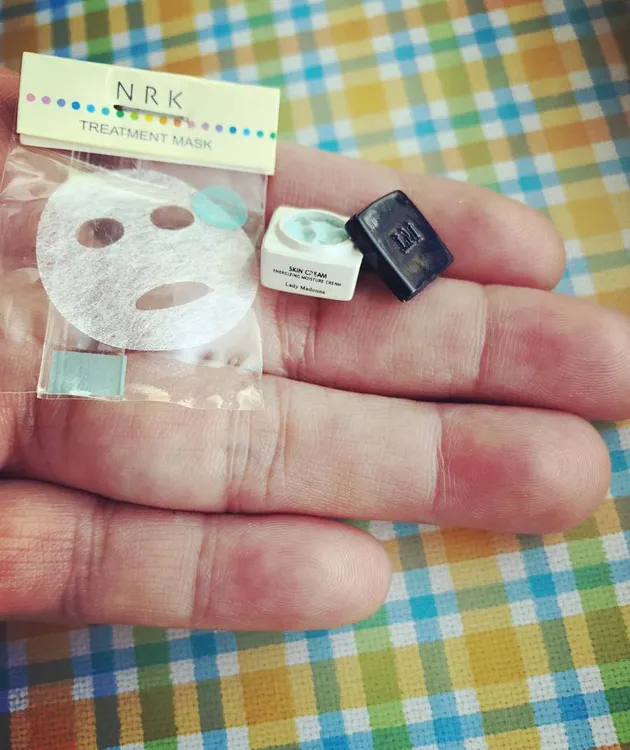 Tiny-ature make up kit
