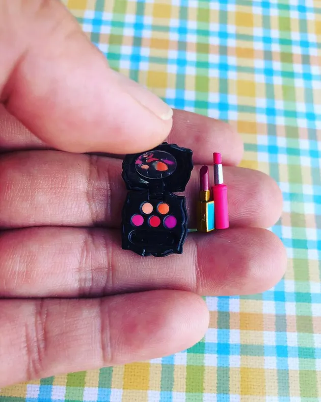 Tiny-ature make up kit